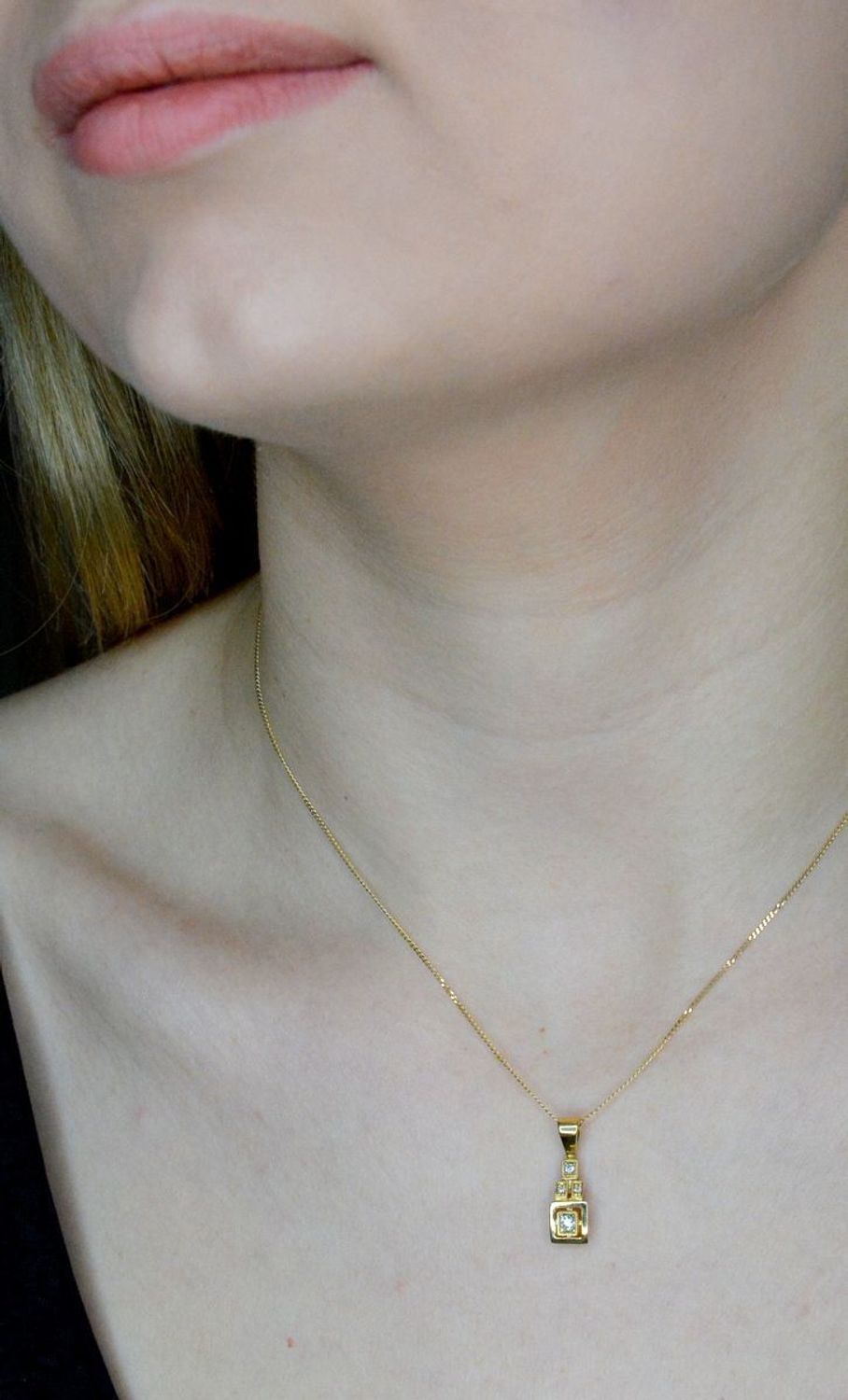 Złota zawieszka damska 585 Diamentowe kwadraciki P1SI 0,08ct4  wz 120w cert 12150 Biżuteria z kamieniami szlachetnymi, które swoim blaskiem zachwycą każdą kobietę. Biżuteria wyrażająca więcej niż słowa wykonana z 14 karatowego.jpg